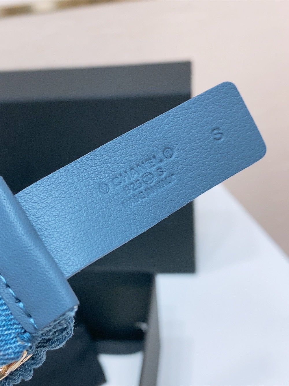 CHANEL ELASTIC BELT 30MM IN BLUE DENIM WITH SQUARE BUCKLE EMBOSSED LOGO