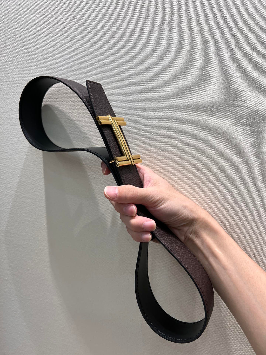 HERMES TRAVERSE BELT BUCKLE & REVERSIBLE CHOCOLATE BROWN AND BLACK LEATHER STRAP 38 MM GOLD HARDWARE