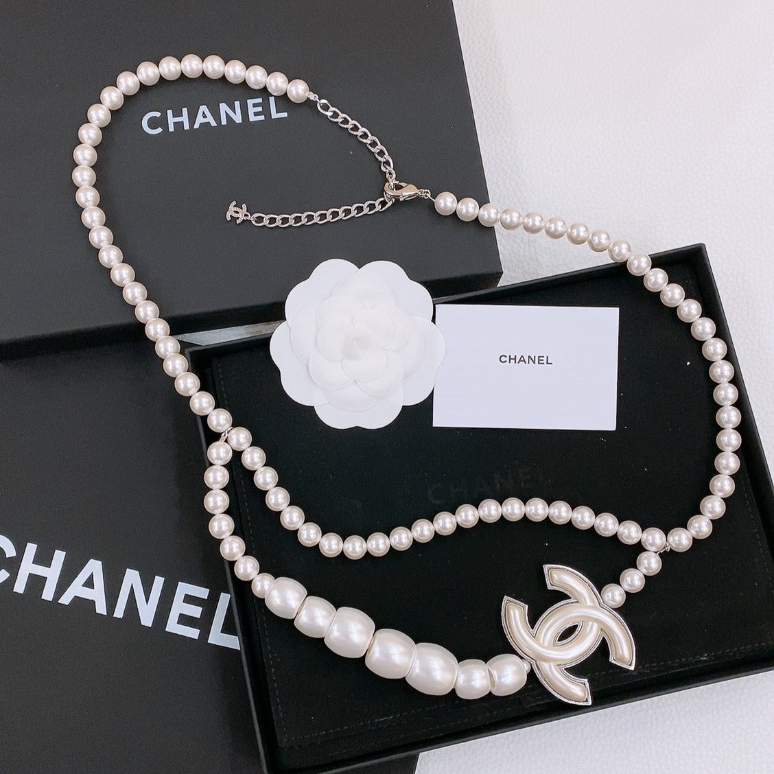 CHANEL CHAIN BELT IN PEARL AND SILVER METAL