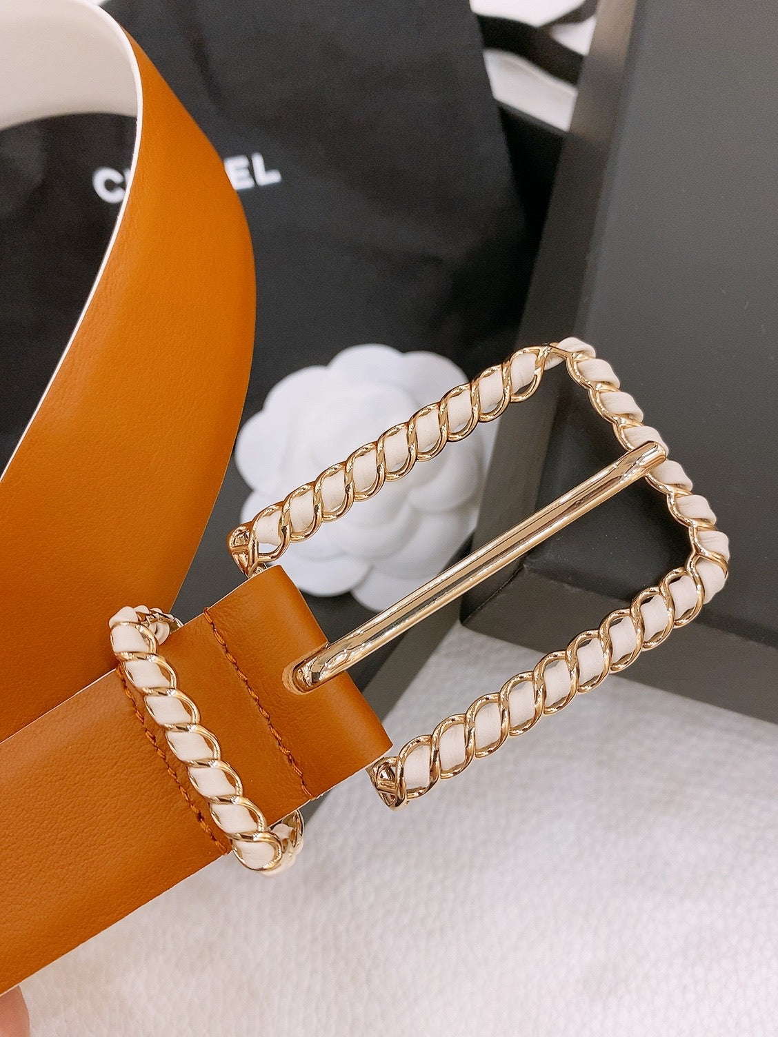CHANEL BELT 30MM IN BROWN AND WHITE CALFSKIN WITH INTERWOVEN GOLD CHAIN BUCKLE